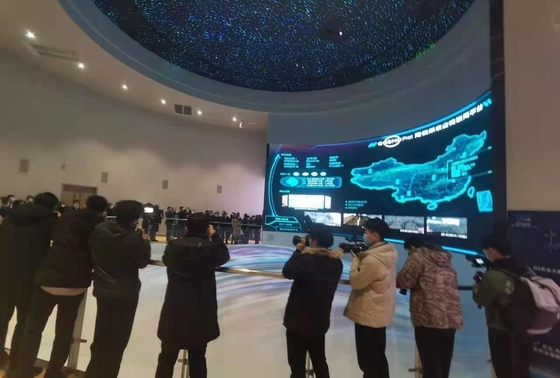 صفحه نمایش LED منحنی با دقت بالا روشنایی صفحه نمایش سازگاری رنگ بدون شبح